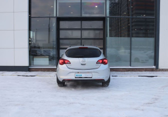 Подержанный автомобиль Opel Astra Hatchback 2013 года (4 фото)