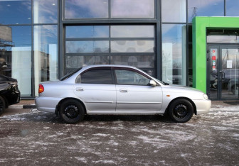 Подержанный автомобиль Kia Spectra Sedan 2006 года (6 фото)