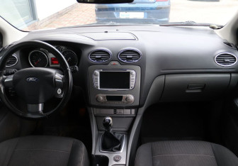 Подержанный автомобиль Ford Focus Hatchback 2010 года (15 фото)