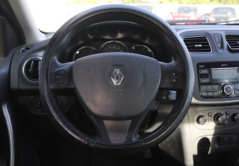 Подержанный автомобиль Renault Sandero 2018 года (12 фото)