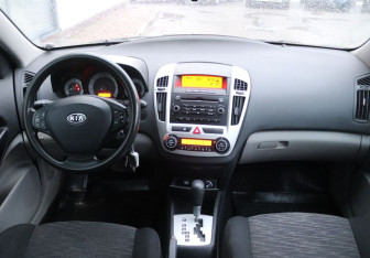 Подержанный автомобиль Kia Ceed Hatchback 2007 года (12 фото)