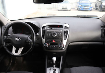Подержанный автомобиль Kia Ceed Hatchback 2010 года (15 фото)