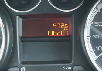 Подержанный автомобиль Peugeot 308 Hatchback 2011 года (17 фото)