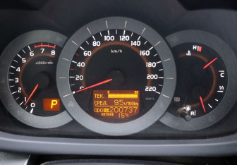 Подержанный автомобиль Toyota RAV4 2011 года (14 фото)