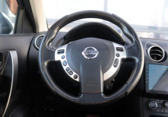 Подержанный автомобиль Nissan Qashqai 2011 года (15 фото)