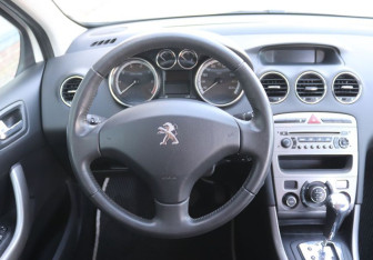 Подержанный автомобиль Peugeot 308 Hatchback 2011 года (16 фото)