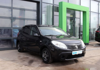 Подержанный автомобиль Renault Sandero 2010 года (2 фото)