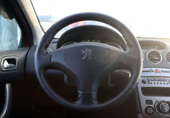 Подержанный автомобиль Peugeot 308 Hatchback 2008 года (15 фото)