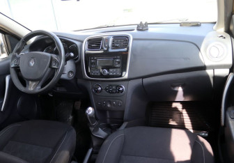 Подержанный автомобиль Renault Sandero 2016 года (12 фото)