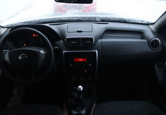 Подержанный автомобиль Nissan Terrano 2015 года (15 фото)