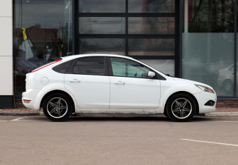 Подержанный автомобиль Ford Focus Hatchback 2010 года (8 фото)