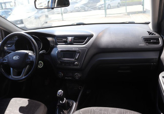 Подержанный автомобиль Kia Rio Sedan 2012 года (13 фото)