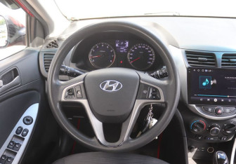 Подержанный автомобиль Hyundai Solaris Hatchback 2015 года (15 фото)