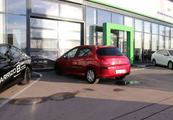 Подержанный автомобиль Peugeot 308 Hatchback 2008 года (3 фото)