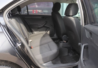 Подержанный автомобиль Skoda Rapid Liftback 2015 года (12 фото)