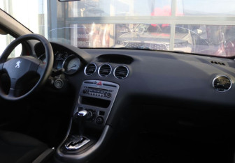 Подержанный автомобиль Peugeot 308 Hatchback 2008 года (13 фото)