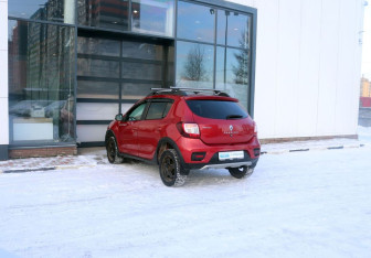 Подержанный автомобиль Renault Sandero 2015 года (3 фото)