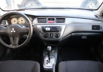 Подержанный автомобиль Mitsubishi Lancer Sedan 2006 года (12 фото)