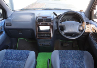 Подержанный автомобиль Toyota Ipsum 1997 года (14 фото)