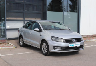 Подержанный автомобиль Volkswagen Polo Sedan 2017 года (7 фото)