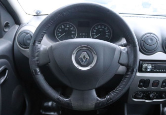 Подержанный автомобиль Renault Logan Sedan 2012 года (16 фото)