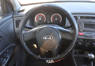 Подержанный автомобиль Kia Rio Sedan 2010 года (13 фото)