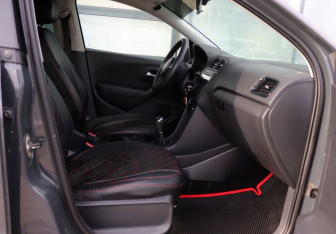 Подержанный автомобиль Volkswagen Polo Sedan 2012 года (9 фото)