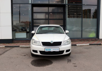Подержанный автомобиль Skoda Octavia Liftback 2011 года (8 фото)
