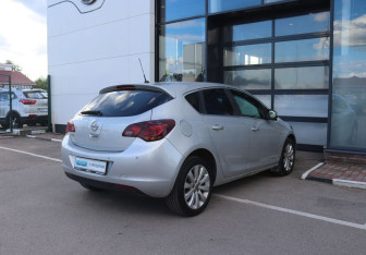 Подержанный автомобиль Opel Astra Hatchback 2011 года (5 фото)
