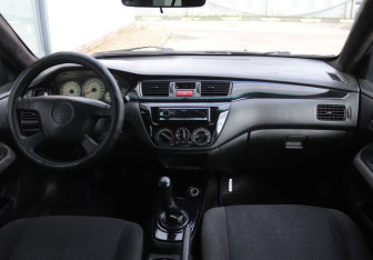 Подержанный автомобиль Mitsubishi Lancer Sedan 2005 года (14 фото)