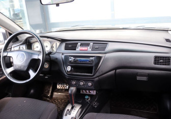Подержанный автомобиль Mitsubishi Lancer Sedan 2005 года (14 фото)