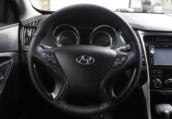 Подержанный автомобиль Hyundai Sonata 2011 года (16 фото)