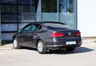 Подержанный автомобиль Volkswagen Passat Sedan 2011 года (7 фото)