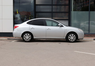 Подержанный автомобиль Hyundai Elantra Sedan 2007 года (8 фото)