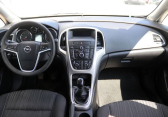 Подержанный автомобиль Opel Astra Hatchback 2011 года (12 фото)