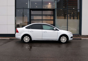 Подержанный автомобиль Ford Focus Sedan 2009 года (6 фото)