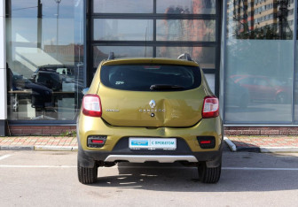 Подержанный автомобиль Renault Sandero 2016 года (4 фото)