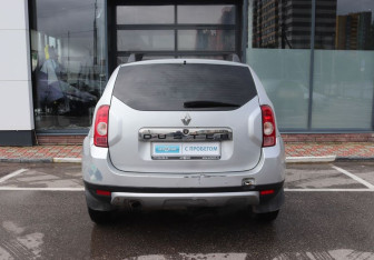 Подержанный автомобиль Renault Duster 2014 года (4 фото)
