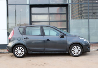 Подержанный автомобиль Renault Scenic 2009 года (6 фото)