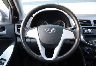 Подержанный автомобиль Hyundai Solaris Sedan 2011 года (16 фото)