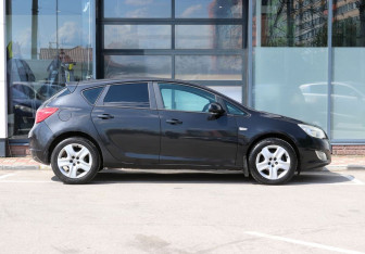 Подержанный автомобиль Opel Astra Hatchback 2011 года (4 фото)