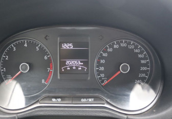 Подержанный автомобиль Volkswagen Polo Sedan 2015 года (16 фото)