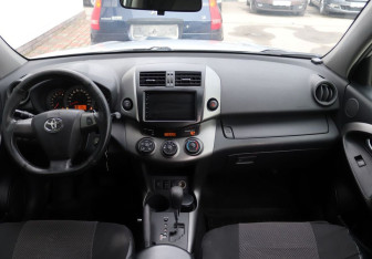 Подержанный автомобиль Toyota RAV4 2011 года (12 фото)