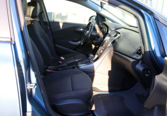 Подержанный автомобиль Opel Astra Sedan 2013 года (13 фото)