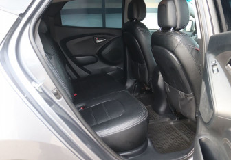 Подержанный автомобиль Hyundai ix35 2011 года (15 фото)