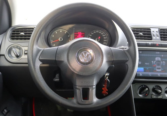 Подержанный автомобиль Volkswagen Polo Sedan 2012 года (13 фото)