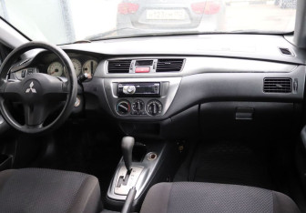Подержанный автомобиль Mitsubishi Lancer Sedan 2006 года (14 фото)