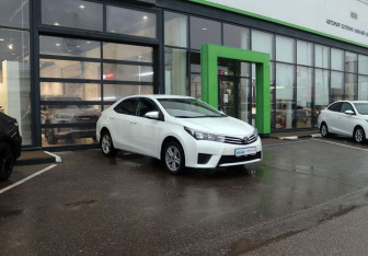 Подержанный автомобиль Toyota Corolla Sedan 2014 года (7 фото)