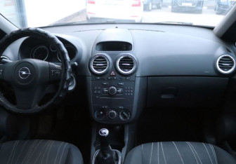 Подержанный автомобиль Opel Corsa 2007 года (12 фото)