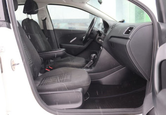 Подержанный автомобиль Volkswagen Polo Sedan 2015 года (12 фото)